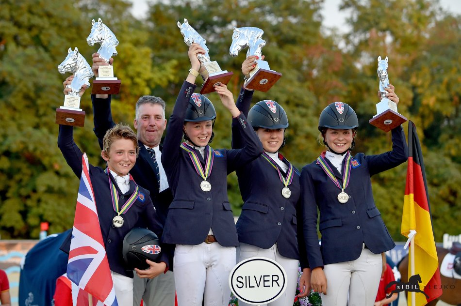 Horse Times Egypt: Equestrian Magazine :News :EM in the Lake Arena - Children team gold for Germany